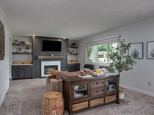 305 Raymond Rd, Waunakee, WI 53597