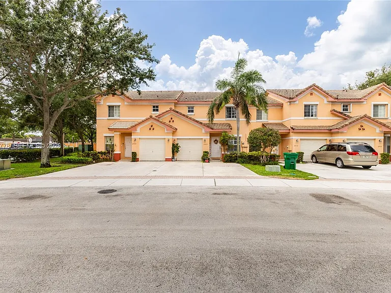 2420 SW 87th Way — Photo 6