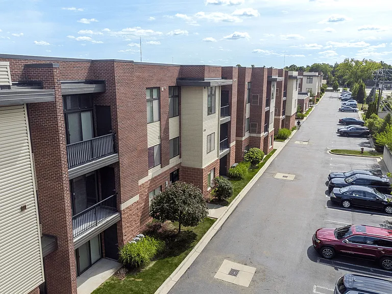 42 West Apartments — Photo 2