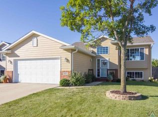 5801 W Oakcrest Dr, Sioux Falls, SD 57107