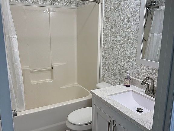 4th image of 217 Hogan St