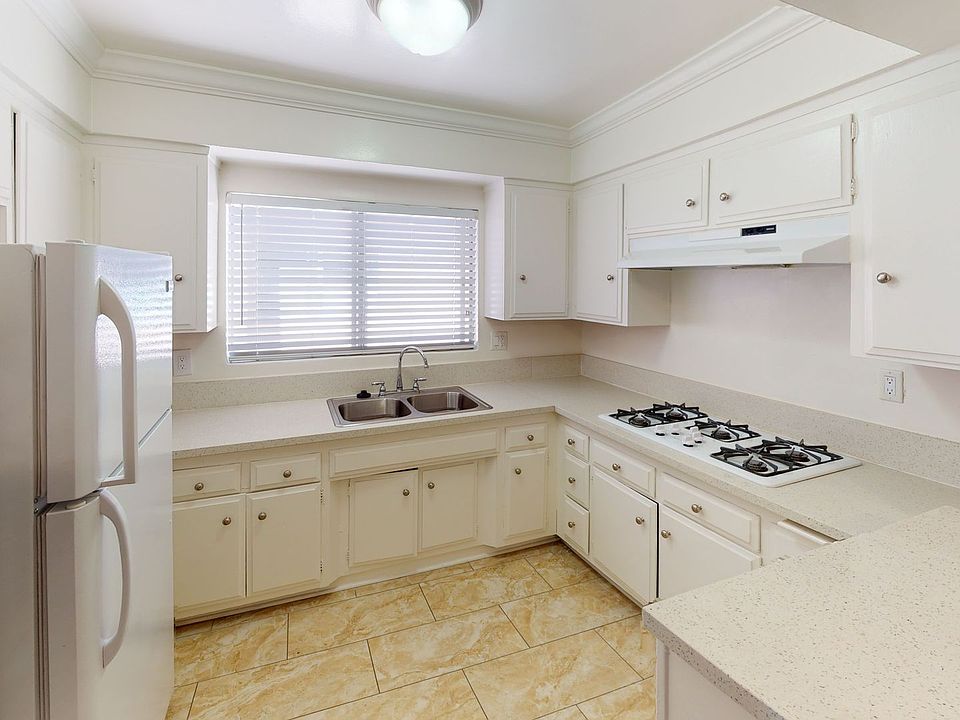 1st image of 940 N Hayworth Ave APT 7