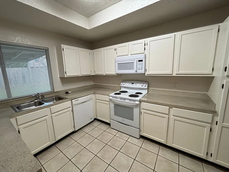 2514 Livingston Ln — Photo 12