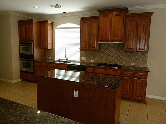 With granite counters & stainless appliances, this kitchen has it all.
