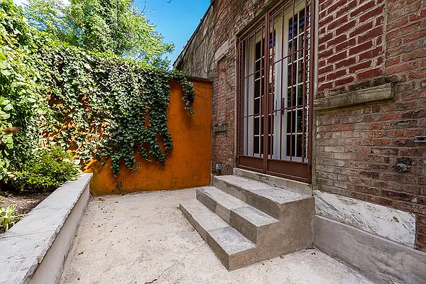 Rented by Dixon Advisory USA Inc. | media 101