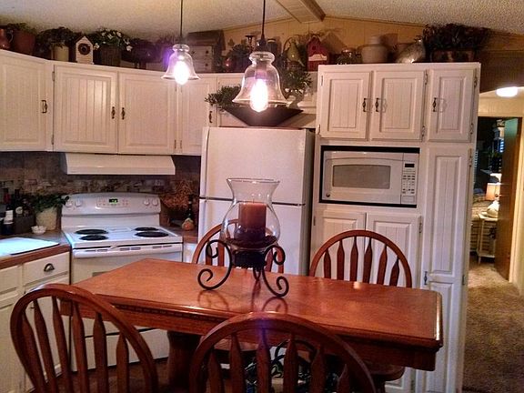 Kitchen with eat in area