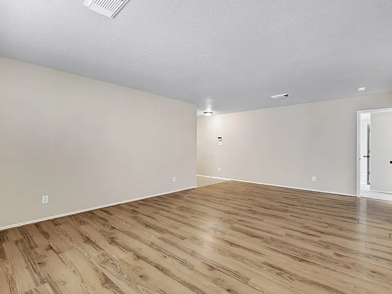 10331 Manor Crk — Photo 2