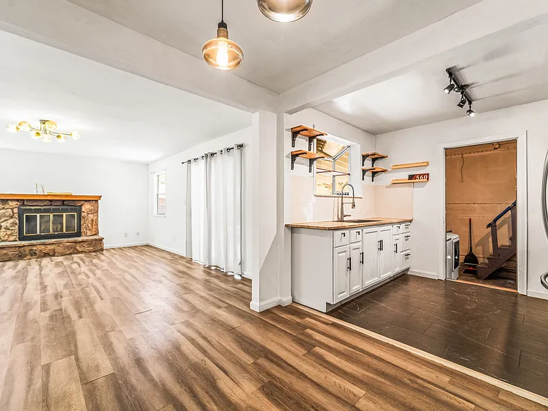 560 Russell St — Photo 8