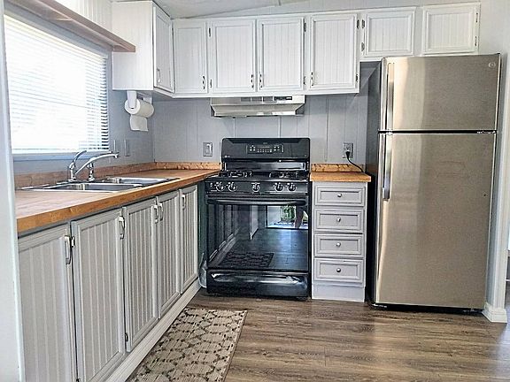 3rd image of 404 Oak Dr