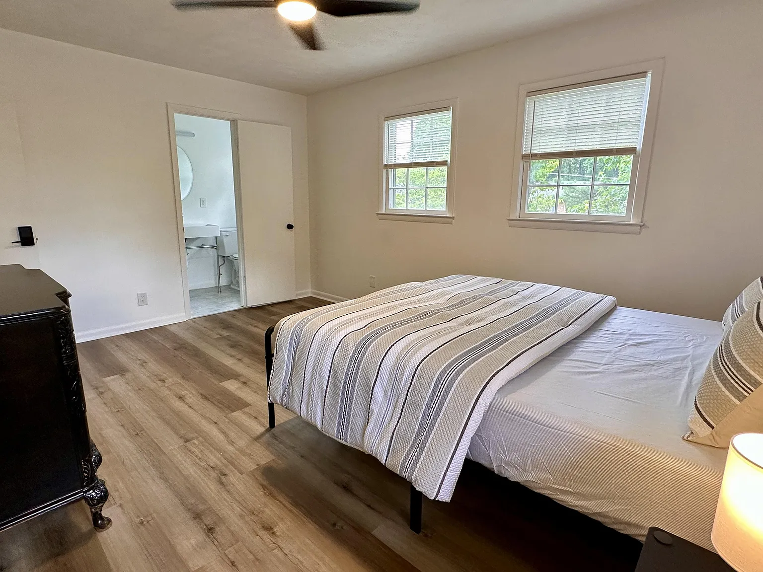 4 bed, 4.0 bath, 2100 sqft, $1,373 — Photo 3