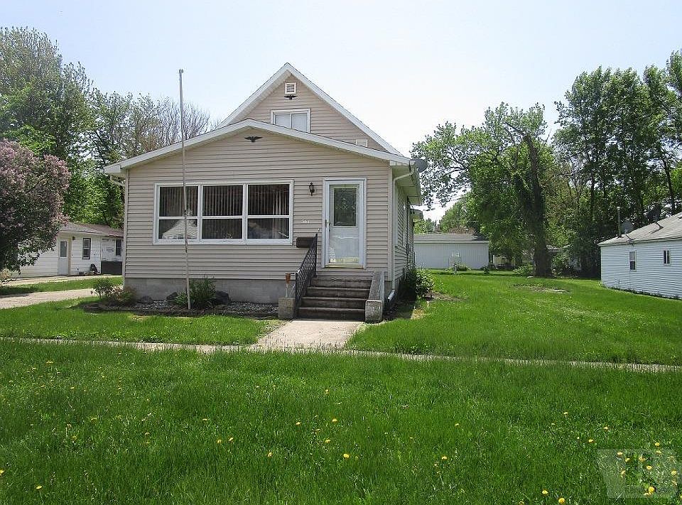 2nd image of 561 1st St SE