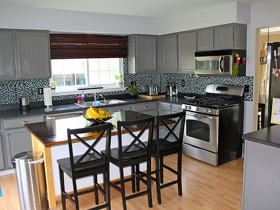 Kitchen with island & ss app