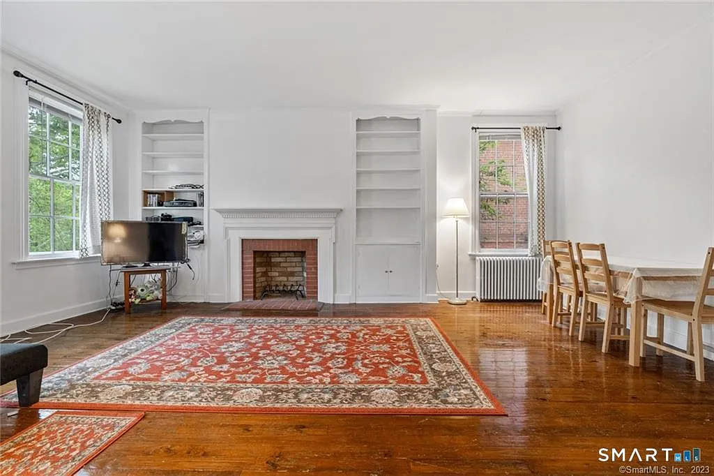 3 bed, 1.0 bath, 2000 sqft, $2,950 — Photo 2