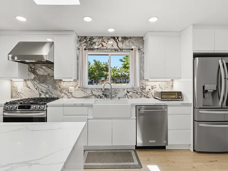 5588 Dartmouth Dr — Photo 1