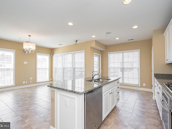 5th image of 20658 Sibbald Sq