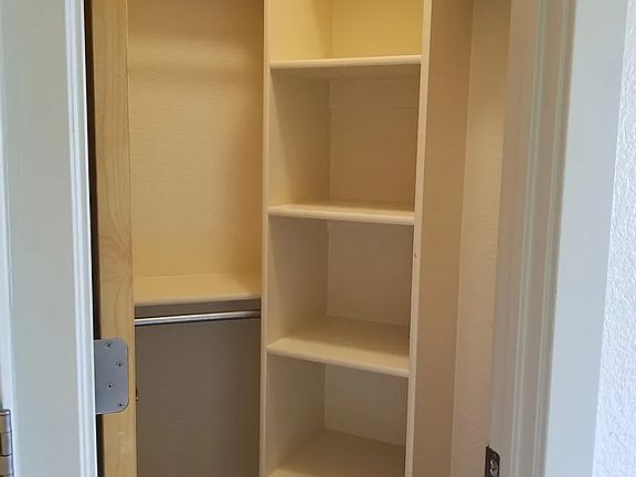 2nd image of 1048 Lincoln Ln