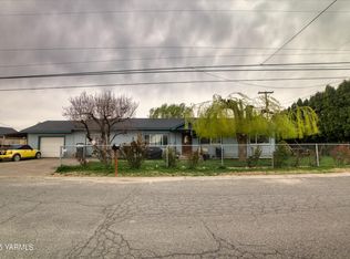 812 N 4th St, Grandview, WA 98930