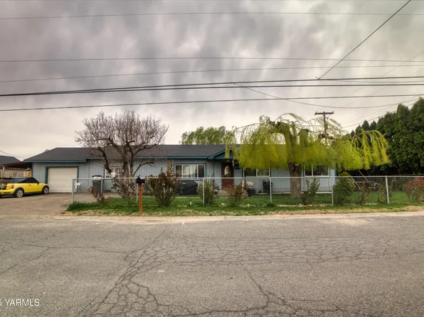 812 N 4th St, Grandview, WA 98930