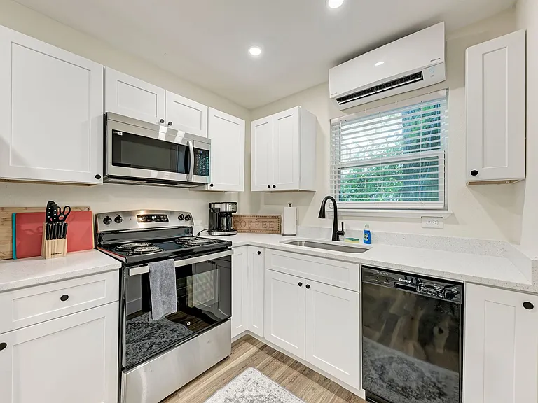 2302 Leon St #11 — Photo 5