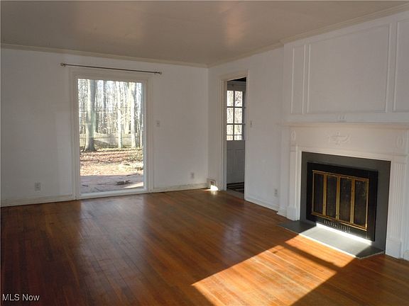 2nd image of 1662 Crest Rd