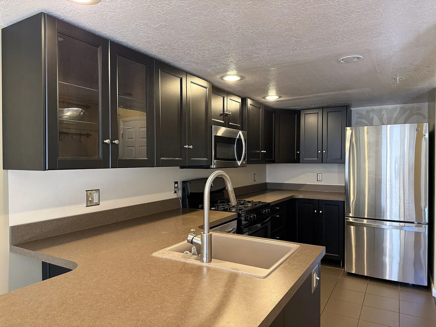 Spacious Pinebrook Townhome with Air Conditioning & 2-Car Garage — Photo 3