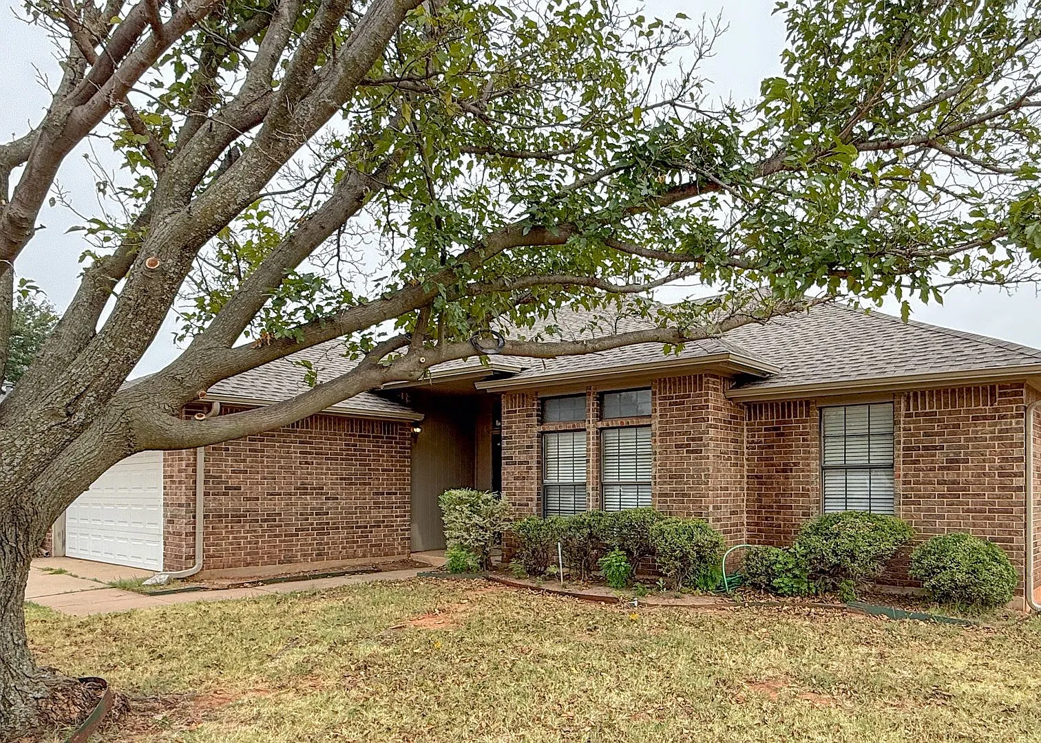 Spacious 3-Bedroom Home on a Corner Lot in Edmond! — Photo 3