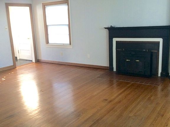 Living room/dining area