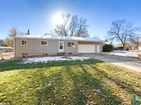 3305 E 20th St, Sioux Falls, SD 57103