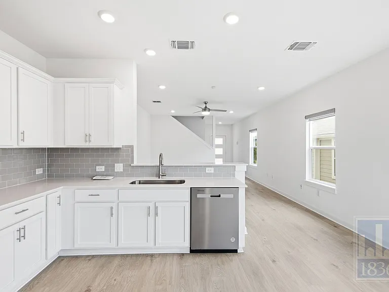 10925 Tildon Ave — Photo 9