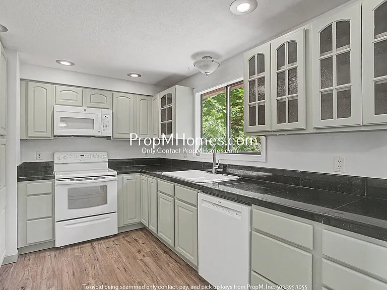 810 SW Spring Ln — Photo 7