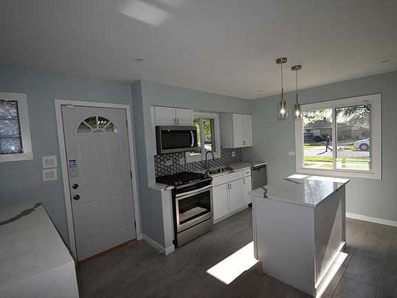 5th image of 1357 Greenbay Ave