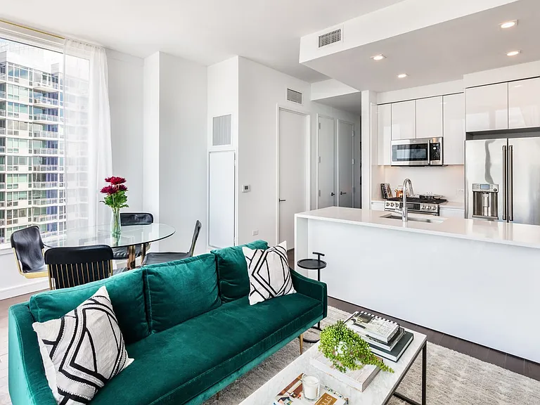 515 W 36th St #33F — Photo 3
