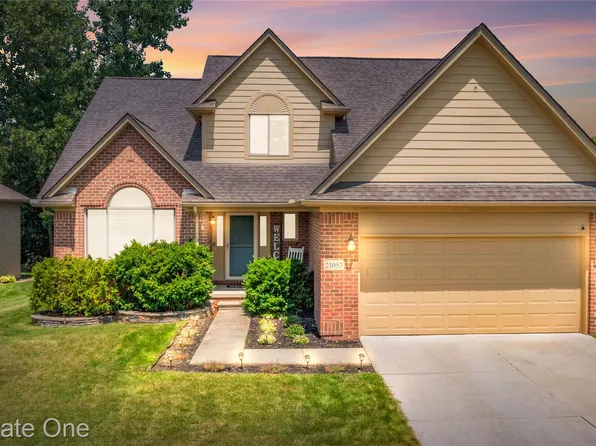 21053 Oak Ridge Dr, Clinton Township, MI 48036