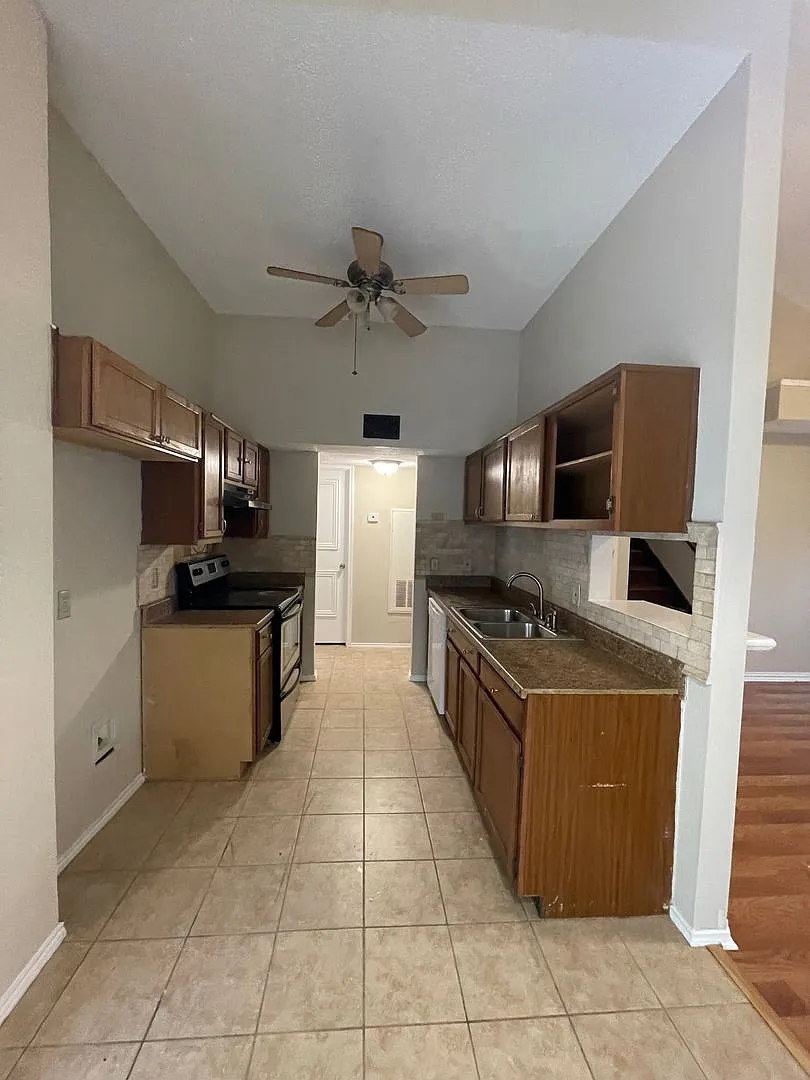 Nice 3 Bedroom - Move In Ready — Photo 4