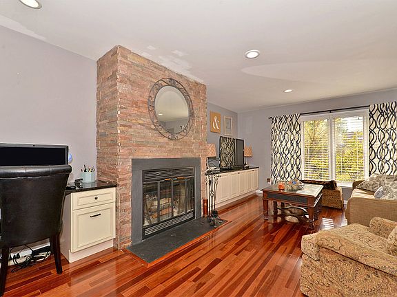 5th image of 14 Dogwood Ct