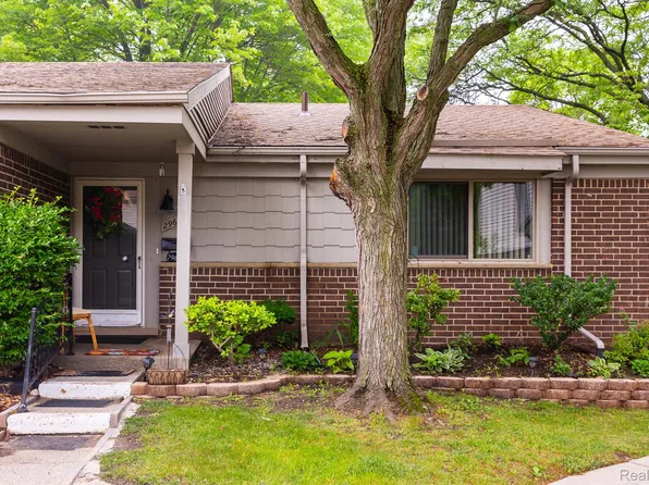 29620 Farmbrook Villa Ct, Southfield, MI 48034