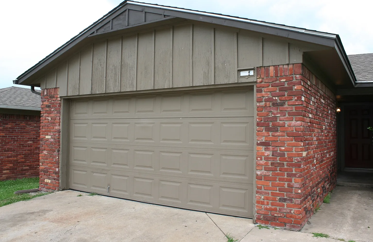 3 Bed | 2 Bath in East Tulsa! Accepts Section 8 — Photo 1