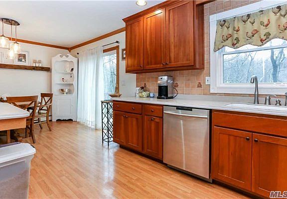 4th image of 99 Circle Dr W