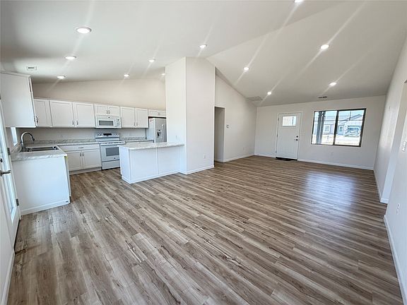 3rd image of 1305 Marboeuf Blvd