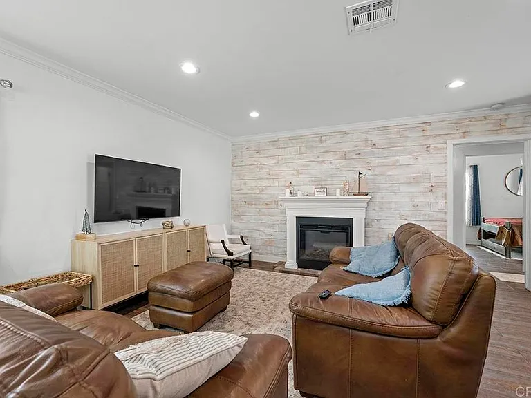 586 Del Mar Ave — Photo 12