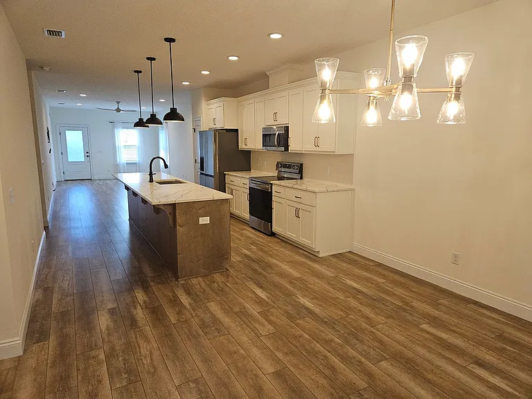 530 E 5th Ct — Photo 2