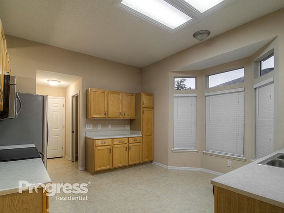 4th image of 440 Morning Glory Ln N