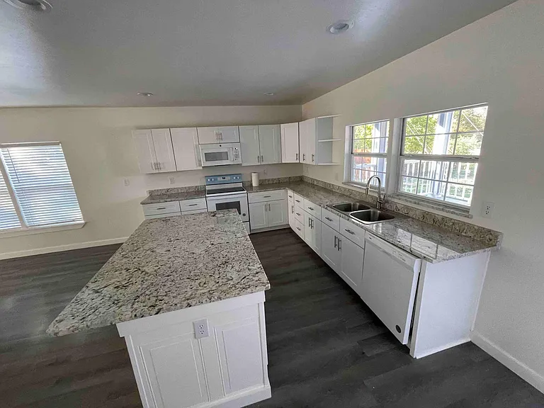 461 Hillcrest Cir — Photo 6