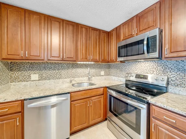 3 Birchwood Ct Unit 3-302, Amesbury, MA 01913