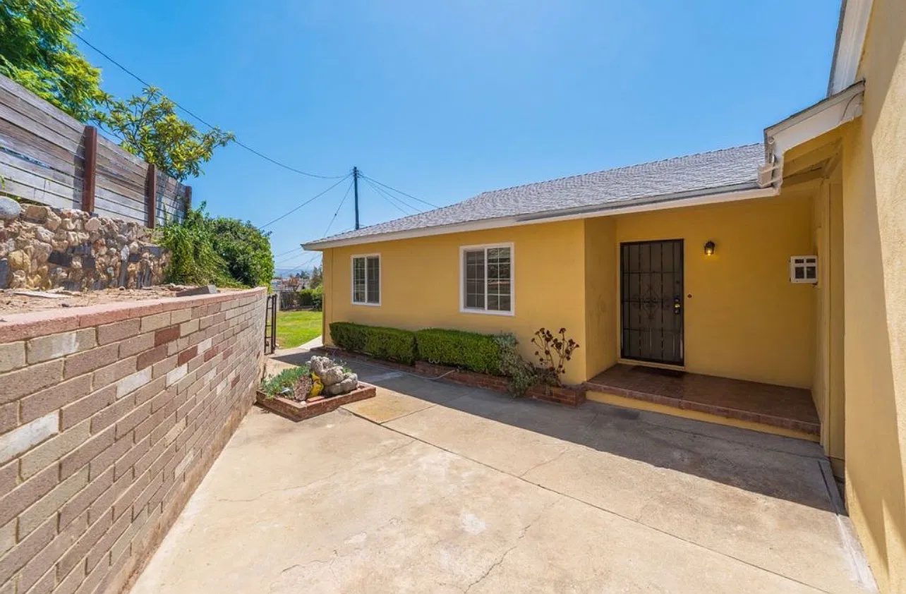3 bed, 1156 sqft, $4,880 — Photo 1