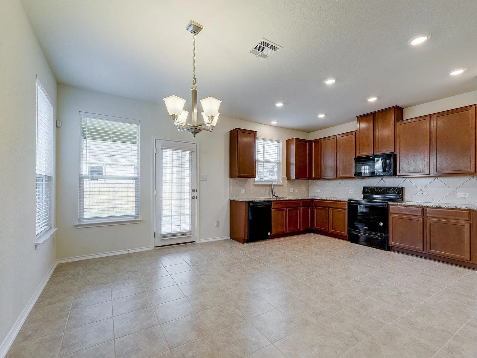 4 bed, 2.5 bath, 2495 sqft, $2,395 — Photo 4