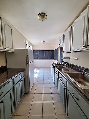 5th image of 533 Ocean Ave APT E4