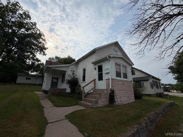 704 Section St, Norway, MI 49870