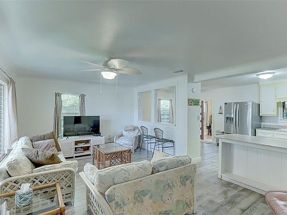 2nd image of 2211 Bay St