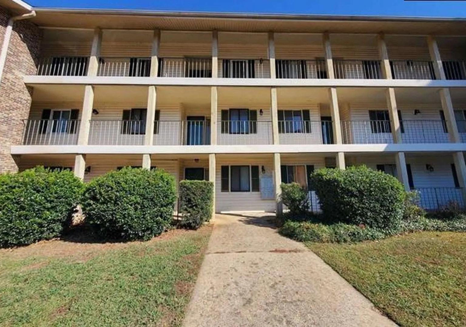 Charming 2BR 1BA Apartment w/ On-Site Parking near Downtown Columbia, SC — Photo 1